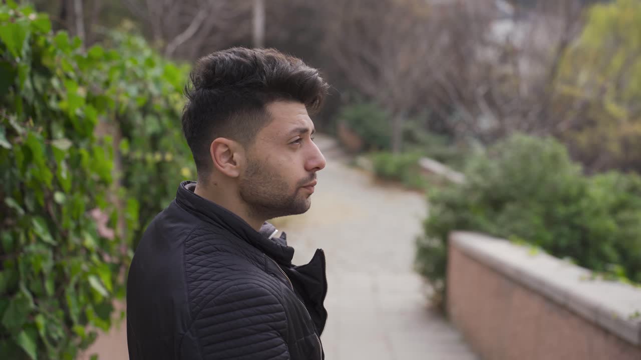 el triste joven que desapareció en sus pensamientos en la ciudad.