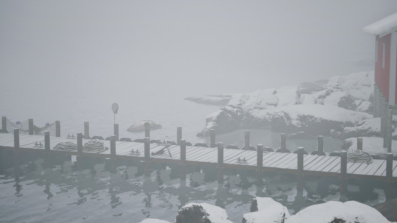 안개 인 겨울 날 에 눈 으로 인 도크