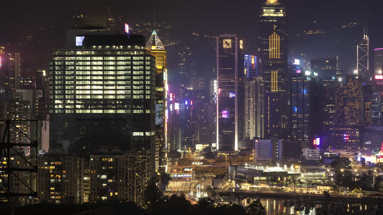 Timelapse da Paisagem Urbana de Hong Kong à Noite com Tráfego