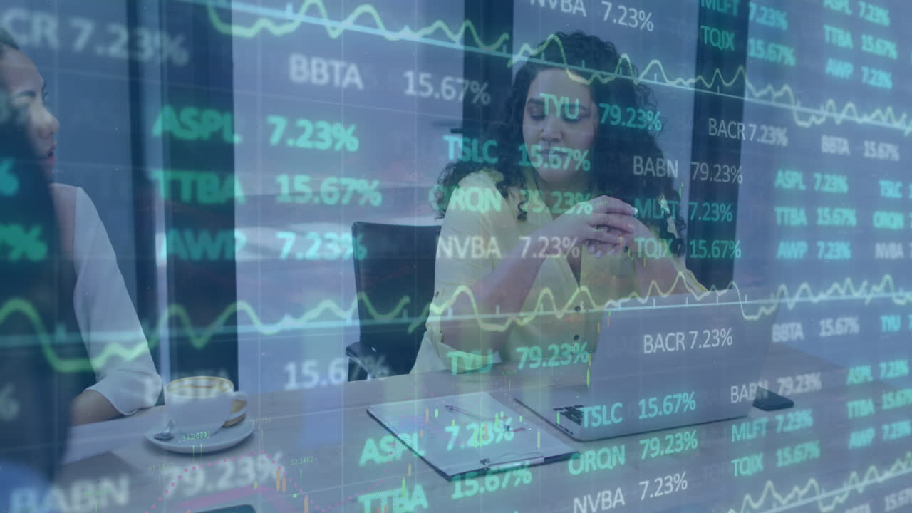 animación de la junta comercial sobre una gerente femenina diversa que explica la estrategia a los compañeros de trabajo en la oficina