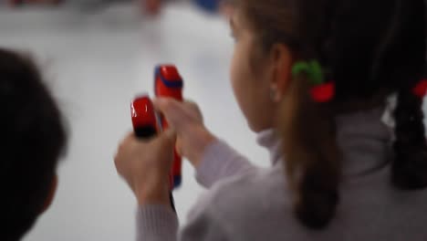 niña boxeando a mano. niña jugando con el controlador de juego
