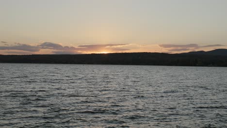 Vista-Tranquila-De-La-Playa-Al-Atardecer-En-Magog,-Quebec,-Canadá