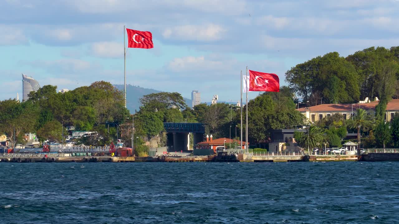 la bandera de turquía soplando en el viento sobre el estrecho del bósforo, estambul, turquía