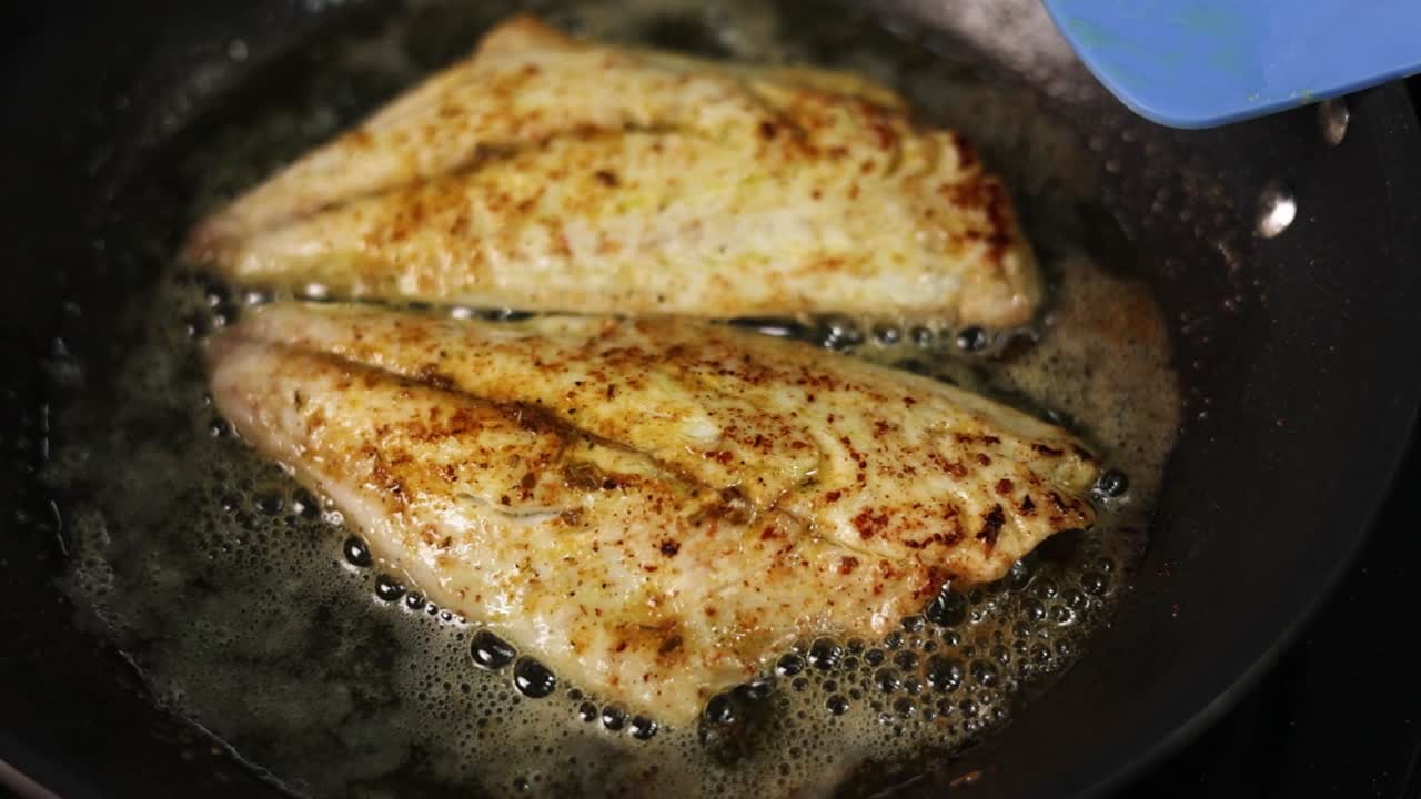 freír pescado en una sartén