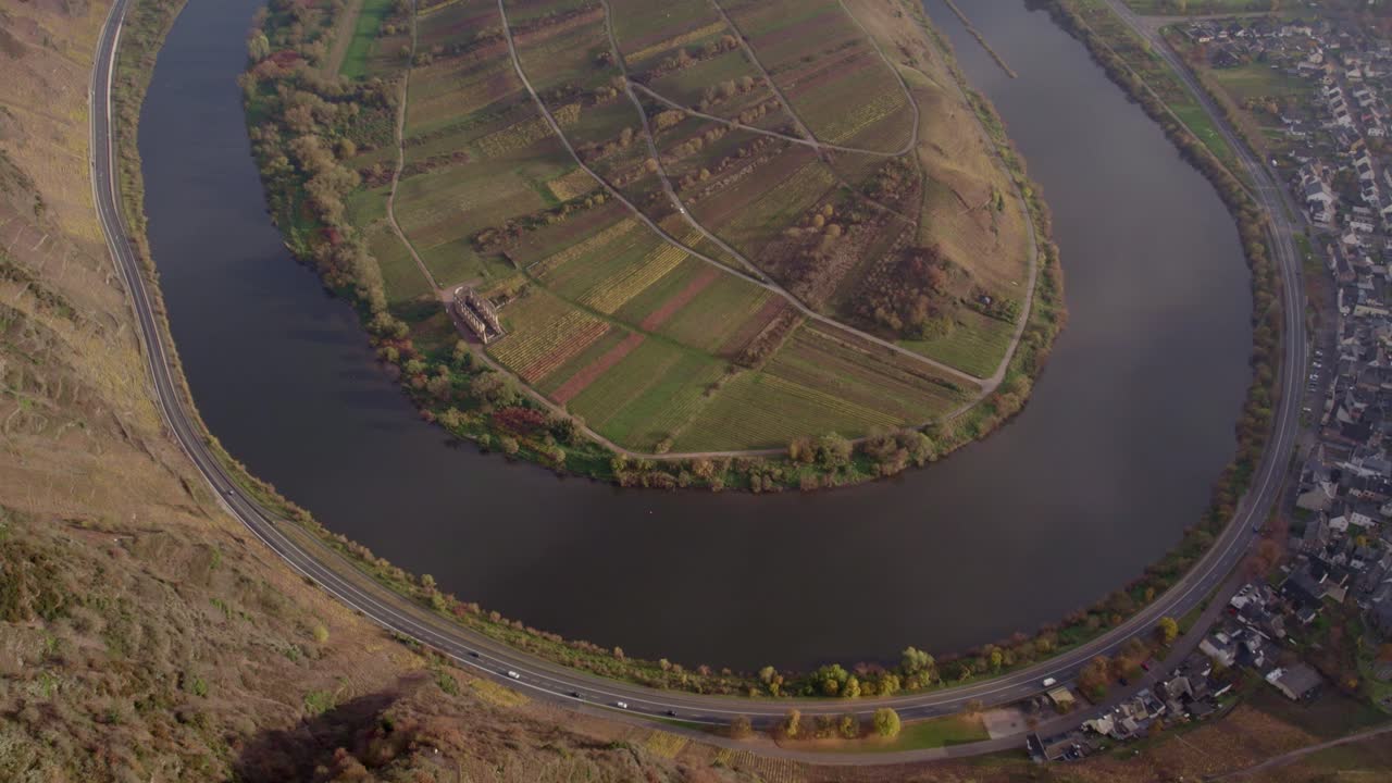 Vista aérea de Bremm com colinas e o sinuoso Rio Mosela, Renânia-Palatinado