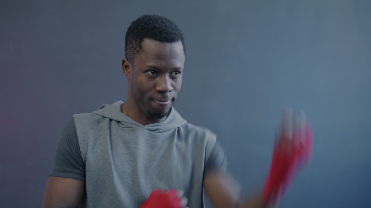 Sessione di allenamento di un uomo che fa boxe