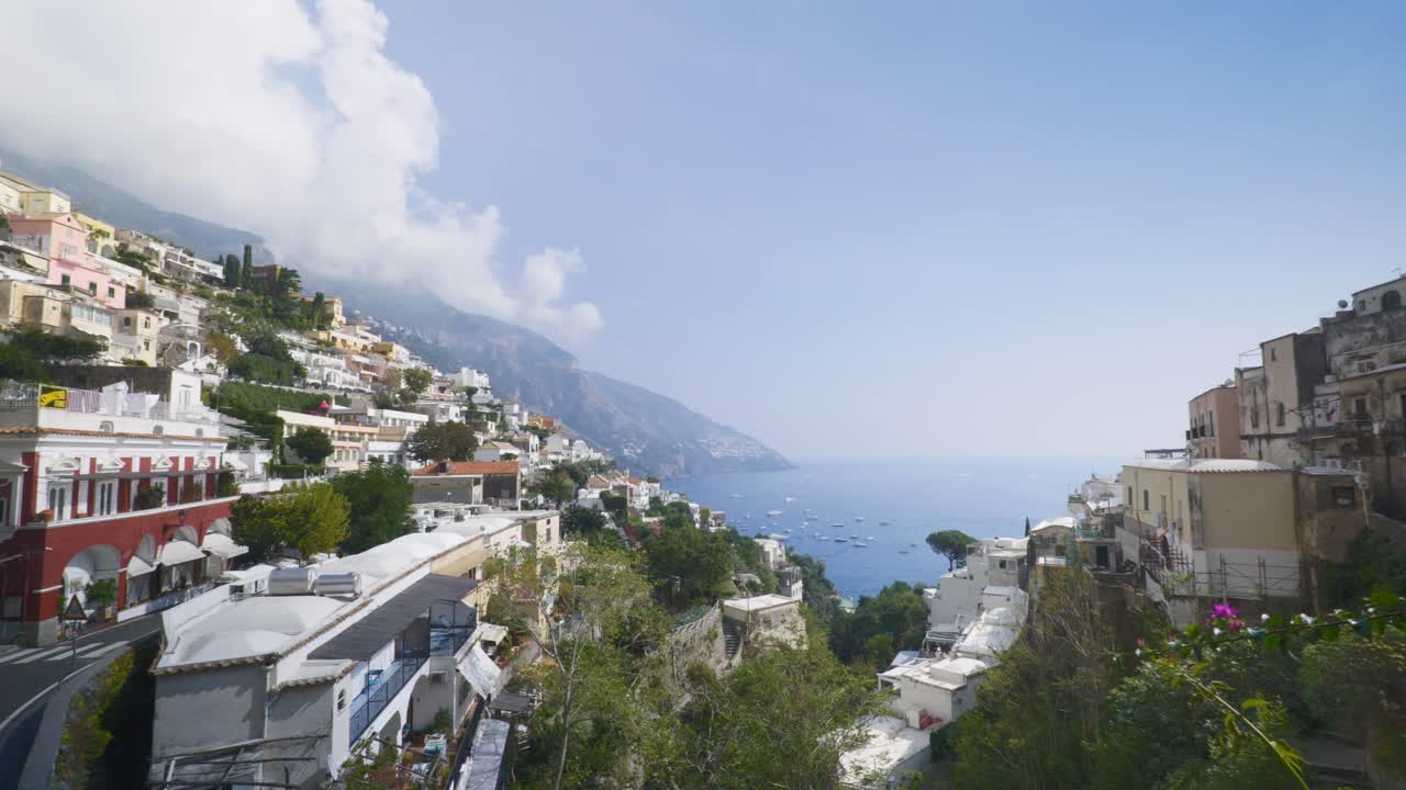 vista perfecta de la vasta ciudad de la ladera de la montaña | positano italia pintoresco verano acantilado inmersivo viajes turismo de la ladra de la montaña, europa, caminar, tembloroso, 4k