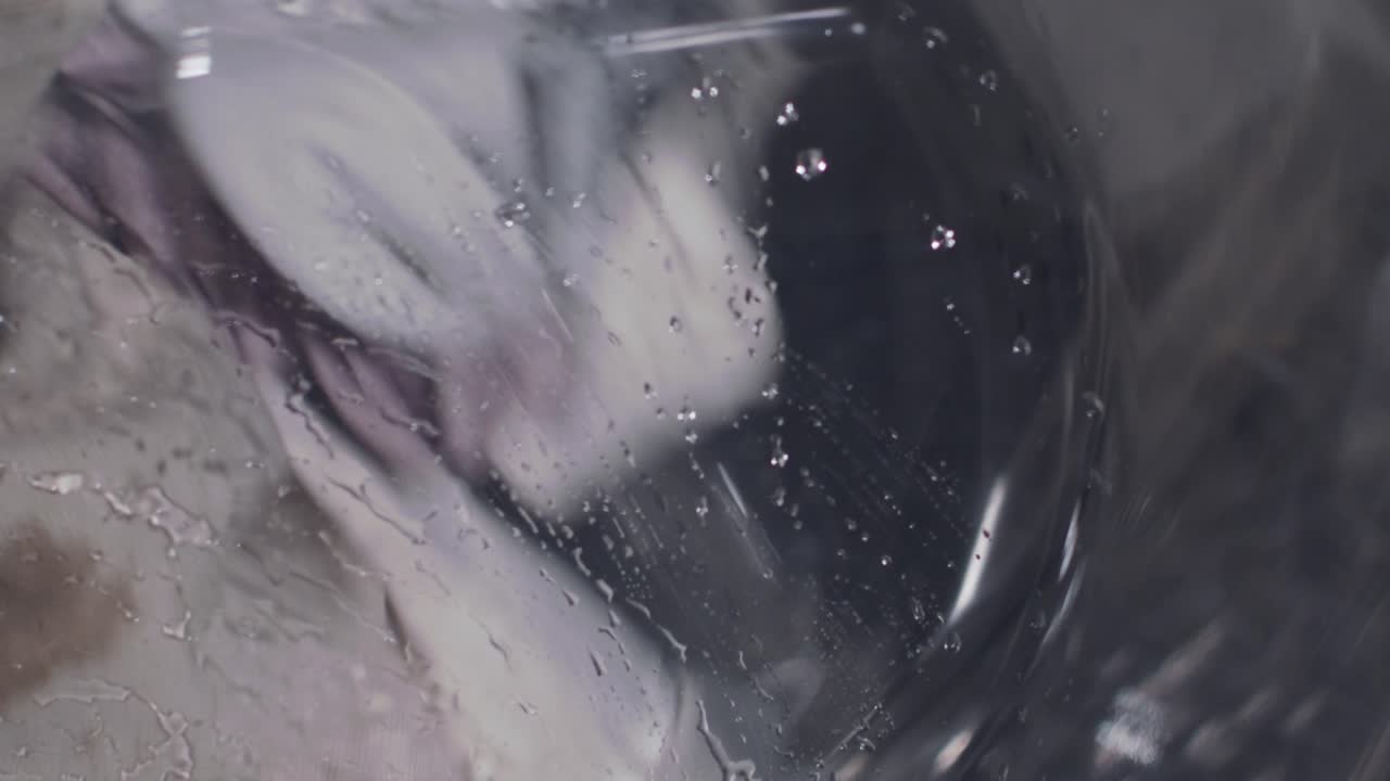 cerrar a través de la ventana de una lavadora en funcionamiento