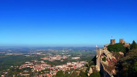 Vista-Del-Castillo-Morisco,-Castelo-Dos-Mouros,-En-La-Cima-De-Una-Colina-Que-Domina-El-Casco-Antiguo-De-Sintra-En-Portugal