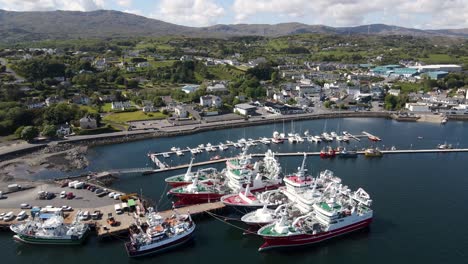 Drohnenaufnahme-Einer-Großen-Gruppe-Von-Booten,-Die-In-Killybegs,-Irland,-Anlegten