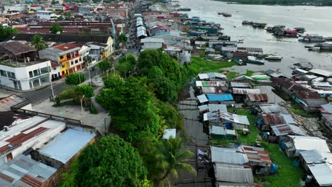 vista aérea de iquitos, perú, también conocida como la capital de la amazonía peruana