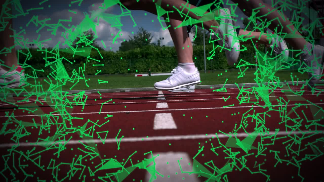 Scarpa dal bordo destro che entra, un paio di gambe che si spingono, scattando attraverso la linea centrale, allenamento