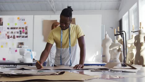 hombre de raza mixta trabajando en una oficina de moda