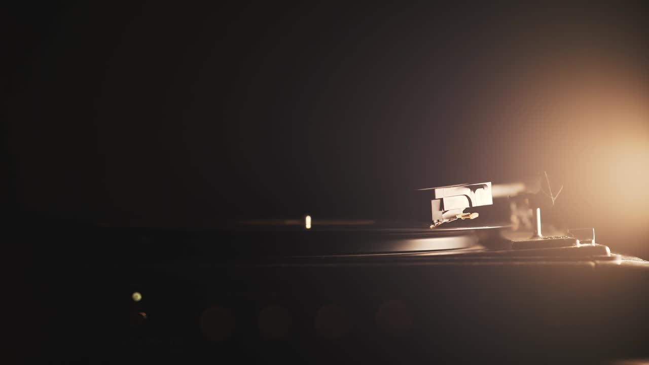 4k 시네마그래프 비닐 레코드 회전 근접 회전 어두운 배경에서 시작. 회전 테이블의 근접 토너마크 연주. 레트로 스타일, 올드 스쿨