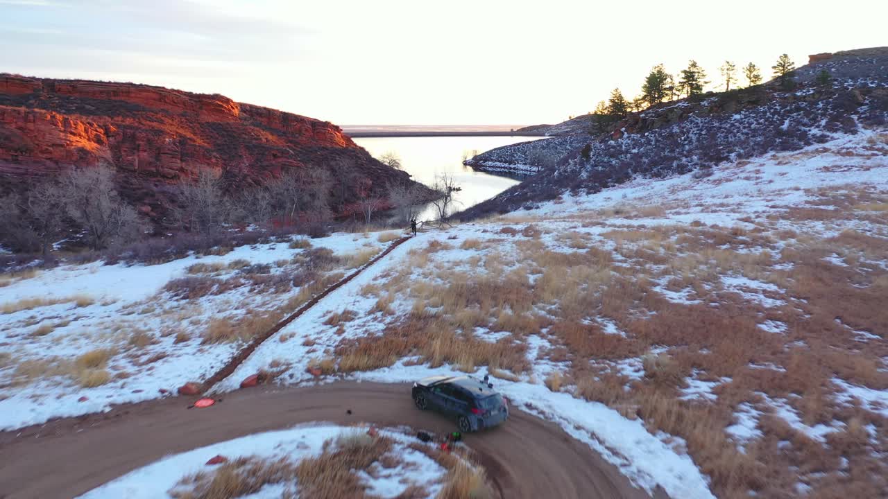 rocas rojas en invierno colorado cubierto de nieve
