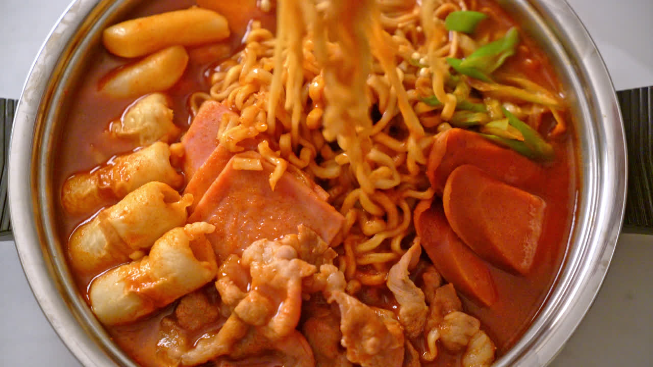 budae jjigae 또는 budaejjigae