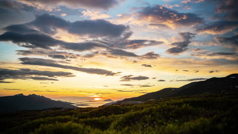 Timelapse-Del-Colorido-Sol-De-Medianoche