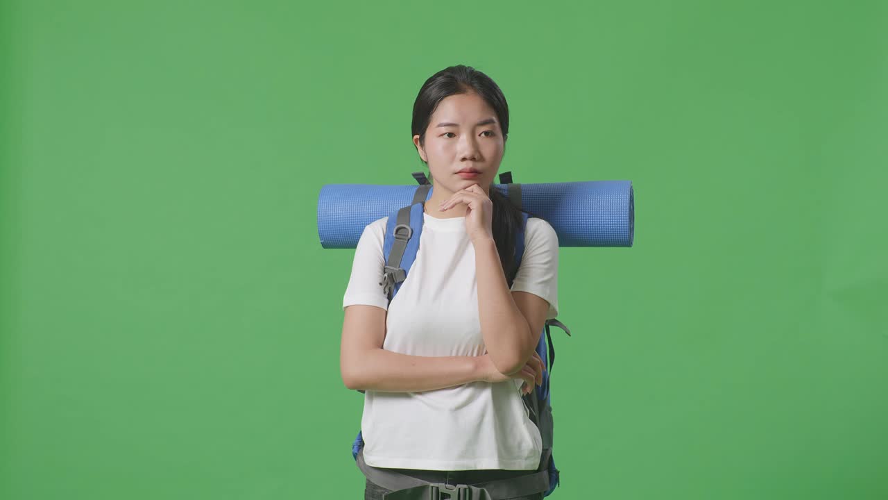 배을 들고 있는 여자