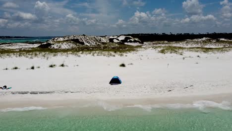 Beach-tent-on-the-white-sandy-beach-of-Gulf-of-mexico-in-Shell-Island,-Florida