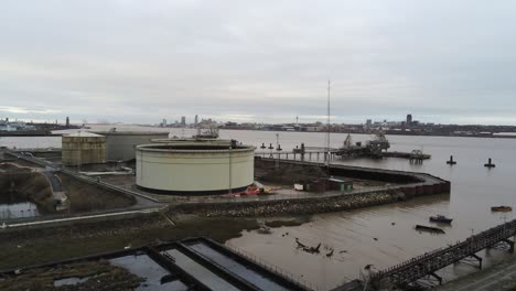 Drohnenansicht-Tranmere-Oil-Terminal-Birkenhead-Petrochemischer-Küstenhafen-Verteilung-Steigt-über-Schiffsraffinerie