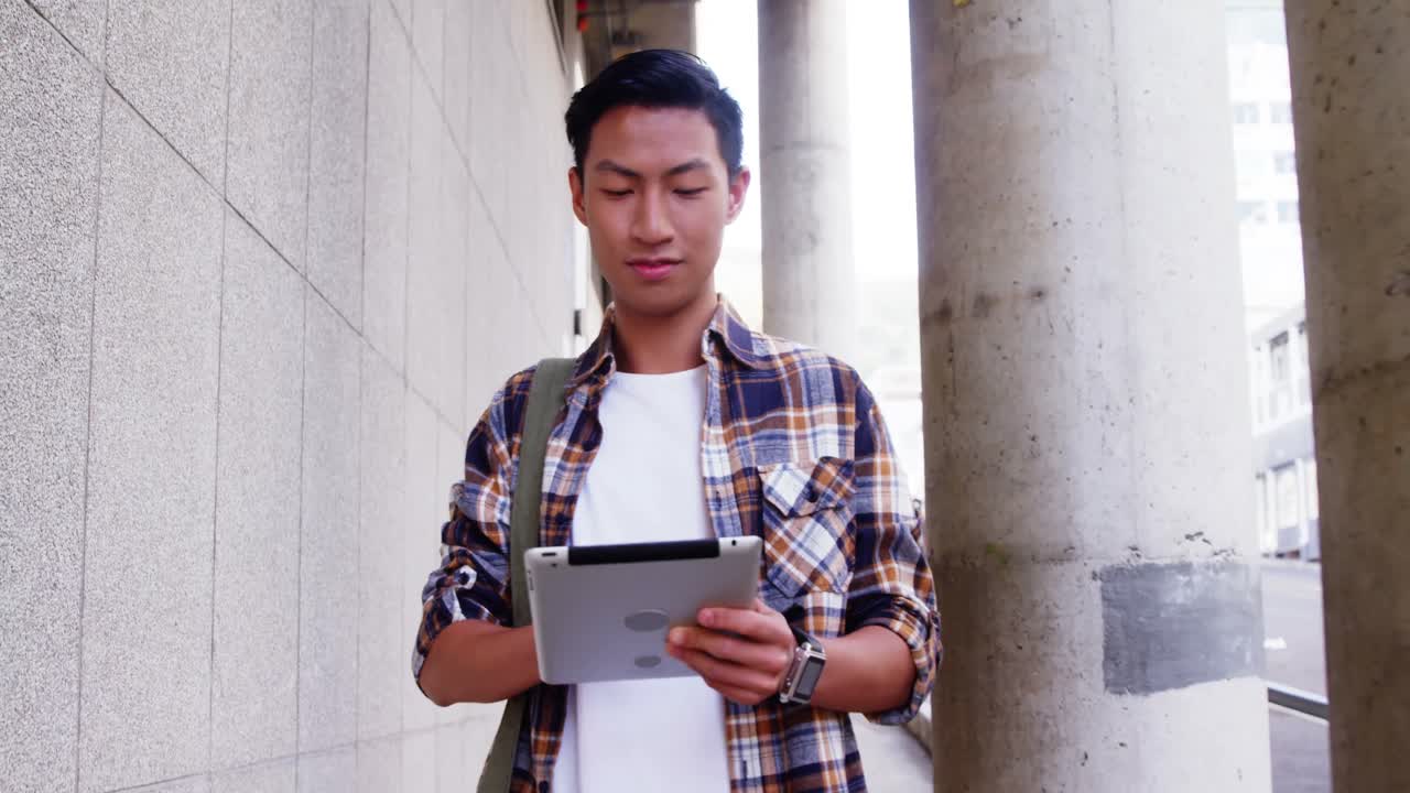 태블릿 컴퓨터 를 사용 하고  ⁇ 고 있는 사람