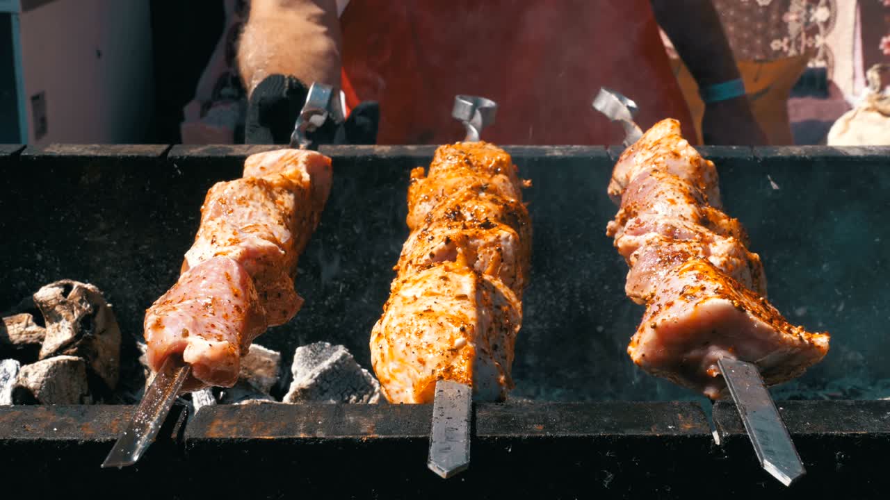shish kebab cocinado en la parrilla en la naturaleza. comida callejera. carne asada en pinzas