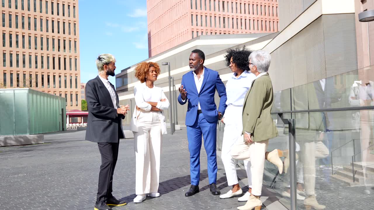 Groupe de personnes d’affaires dans la ville