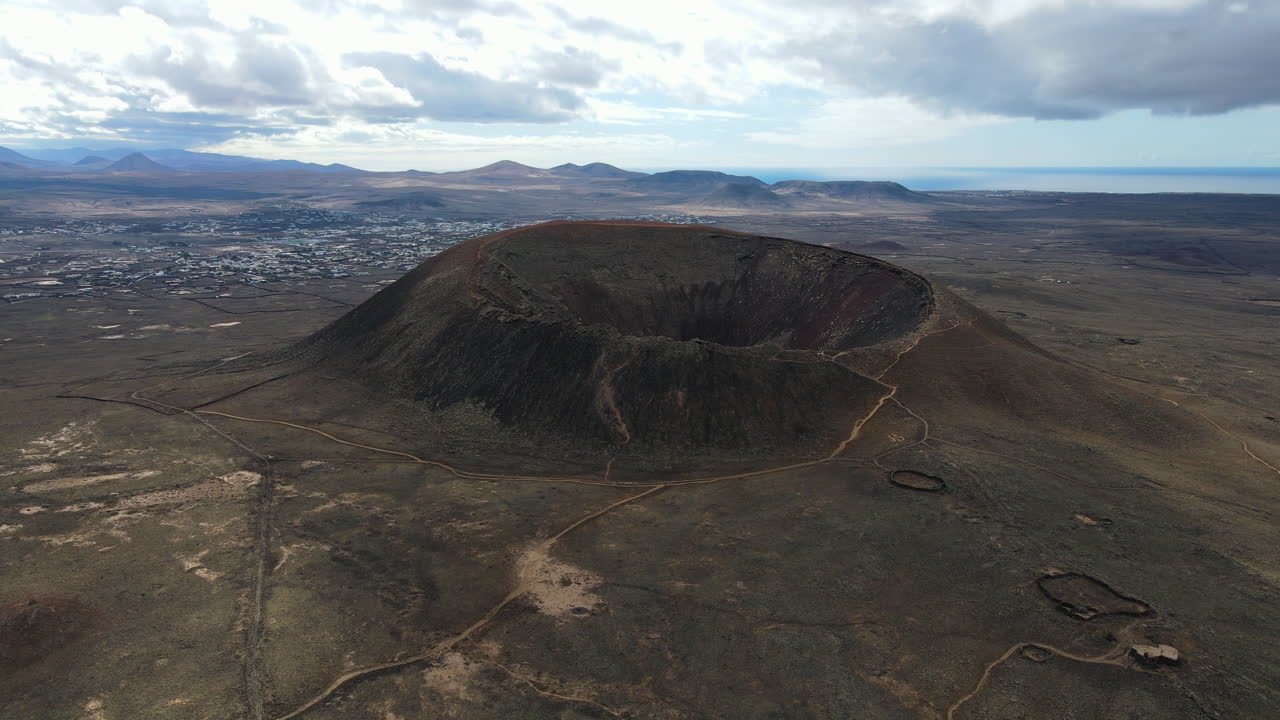 푸에르테벤투라의 칼데라 화산 분화구, 파노라마 드론 촬영, 밝은 이 좋은 날