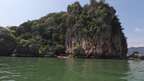 los kayakistas navegan alrededor de una isla tropical.