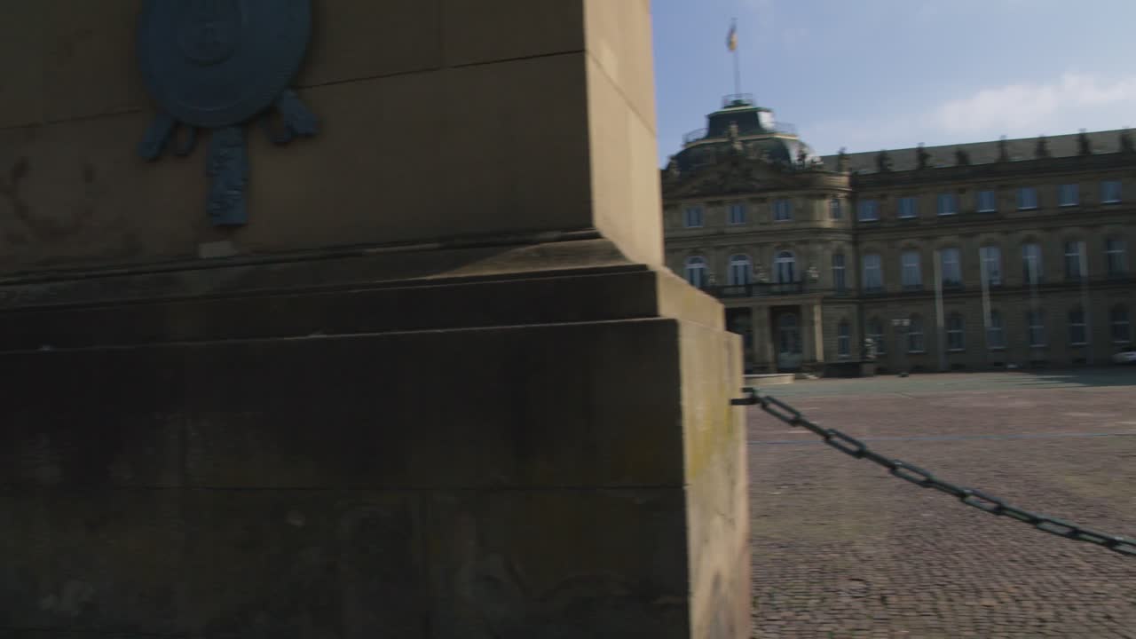 columna panorámica tiro en la luz del sol-schlossplatz en el centro de stuttgart en 4k, rojo komodo cooke mini s4i lente calidad premium | noticias
