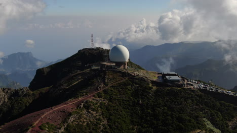 Wunderbare-Luftaufnahme-Im-Orbit-über-Dem-Militärradar-Am-Pico-Arieiro-In-Madeira,-Portugal