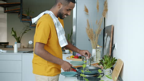 hombre cocinando en la cocina