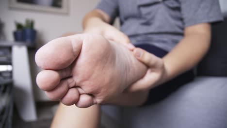 grasp the foot by massaging the person who is suffering from swelling pain