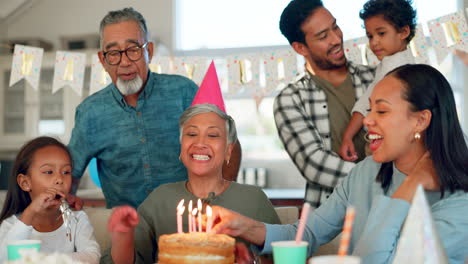 cumpleaños, fiesta y una anciana con su familia