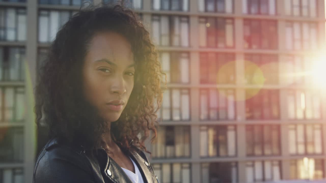 mujer joven de moda en el techo urbano
