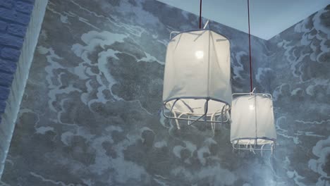 linternas colgantes elegantes con papel tapiz de nubes
