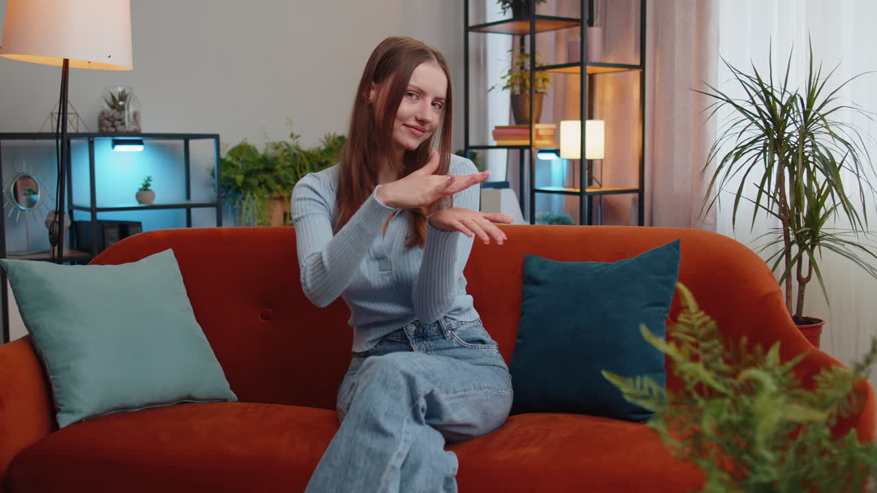 부유한 행복한 소녀는 돈을 비하거나 던지는 것을 보여줍니다. 손의 몸짓, 큰 수익, 복권, 공유