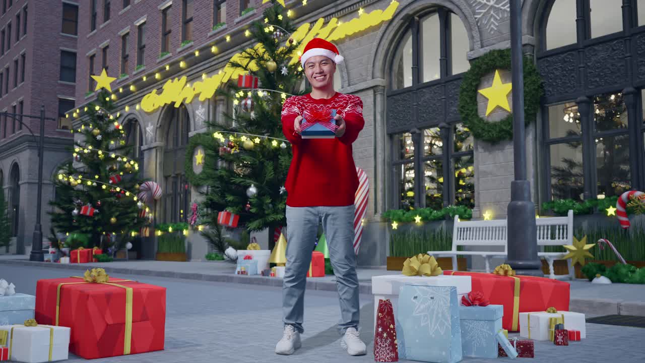 cuerpo lleno de hombre asiático en traje de papá noel mostrando un regalo y sonriendo a la cámara mientras está de pie en la noche de navidad