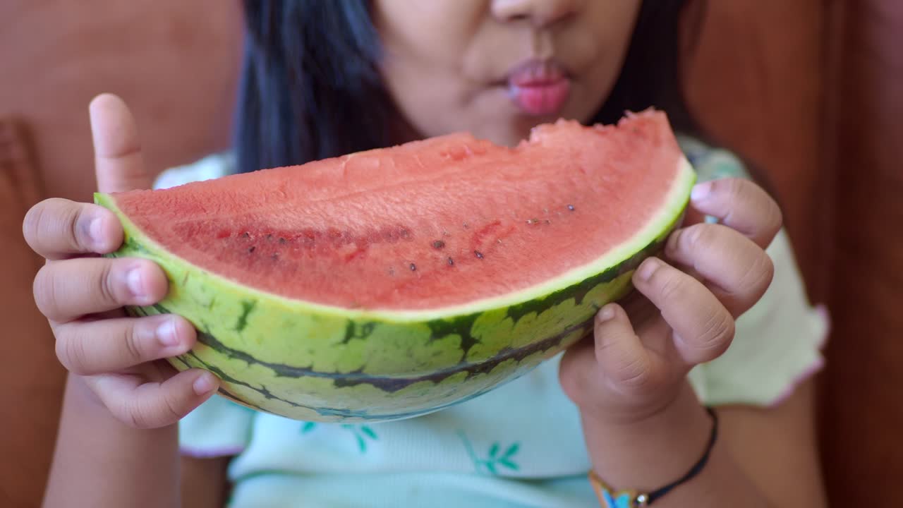 niño comiendo una rebanada de sandía