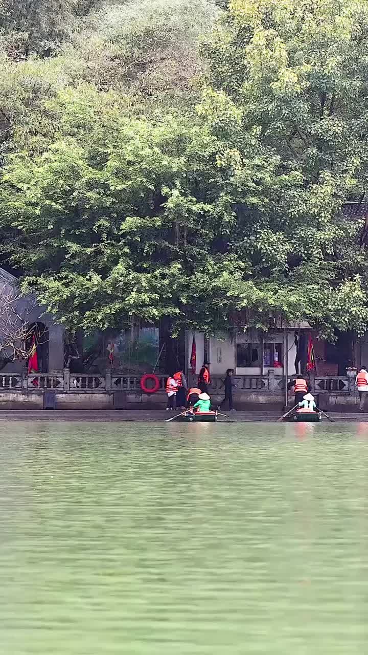 베트남 의 강변 사원 을 지나가는 배 들