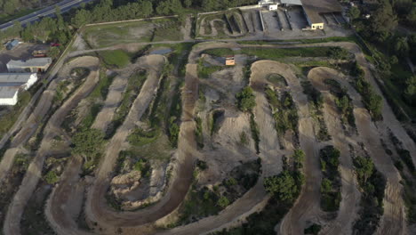 Pista-De-Motocross-En-El-Bosque-Cerca-De-Una-Carretera-Y-Una-Zona-Poblada