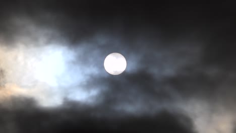 sol detrás de nubes variables y mixtas movimientos en el cielo