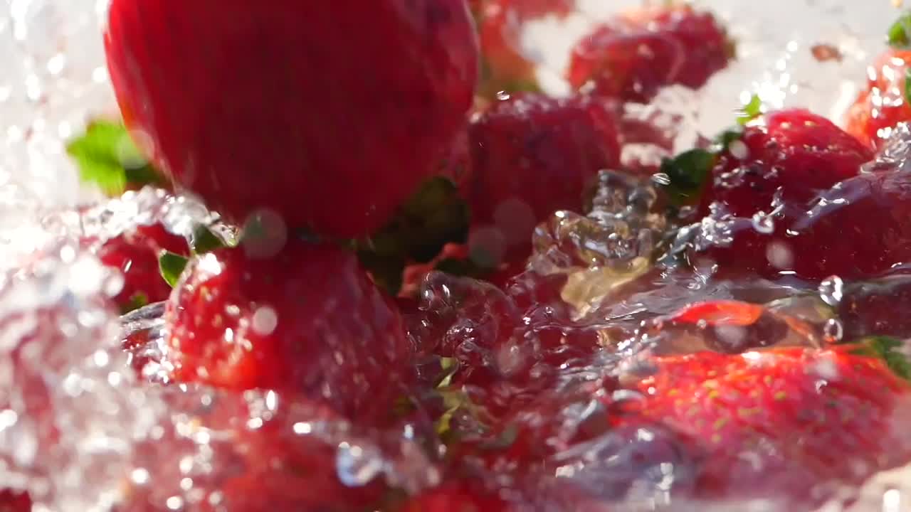 신선한 딸기 물 스플래시