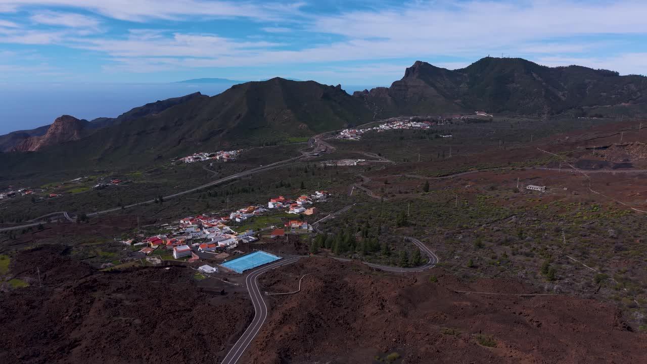 Vista aerea di Santiago del Teide e dei fiumi di lava a Tenerife.