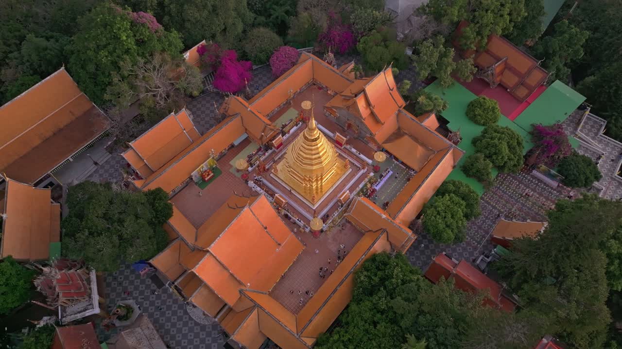 Punto di riferimento spirituale con guglia dorata nella foschia mattutina, Tailandia