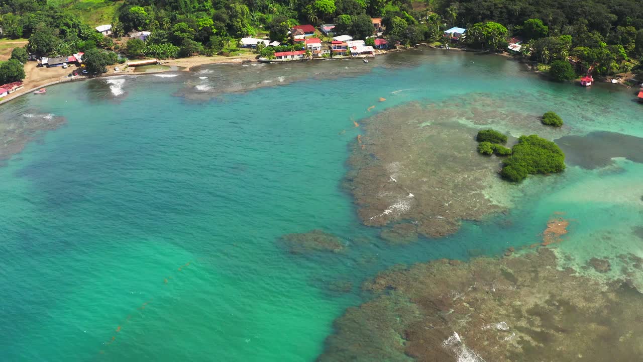 vista aérea hacia panamá coral reef island resort laguna turquesa costa - selva de palmeras