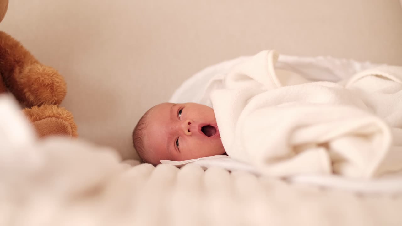 Adorabili bambini che sbadigliano sul divano mentre sono sdraiati e si godono la calda luce del sole.