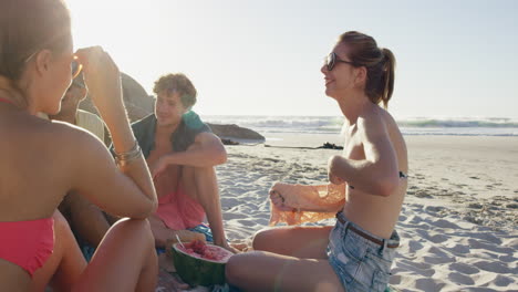 grupo multiétnico de amigos en la playa pasando el rato