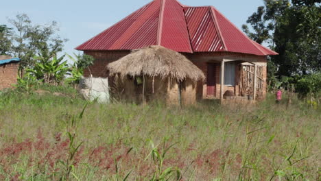 Casa-Tradicional-En-La-Remota-Aldea-Rural-De-Kampala,-Uganda,-África