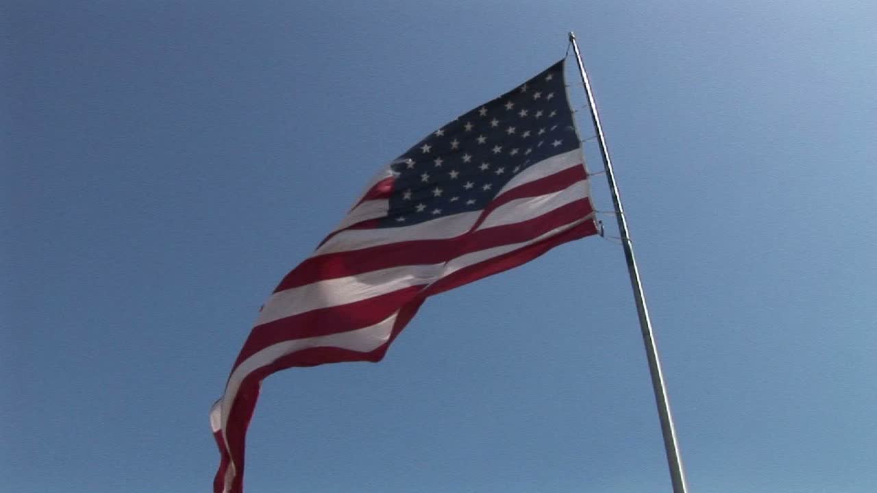 una bandera americana ondea en el viento durante el día
